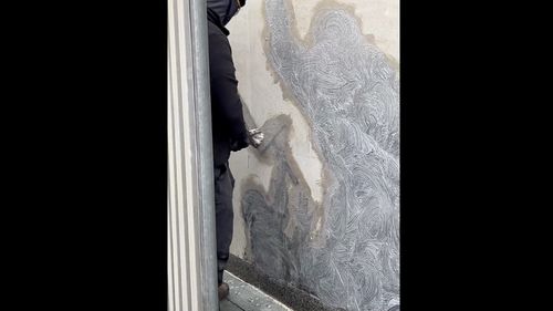 Muralul lui Banksy a fost șters de pe clădirea Curții Regale de Justiție