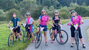 30 de femei cu cancer mamar parcurg pe bicicletă distanța dintre București și Paris pentru a arăta importanța sportului în fața bolii
