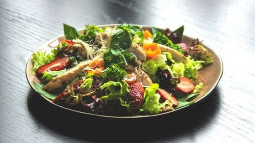 Combinații interesante alături de piept de pui în tigaia grill: cu mango, piersici sau struguri