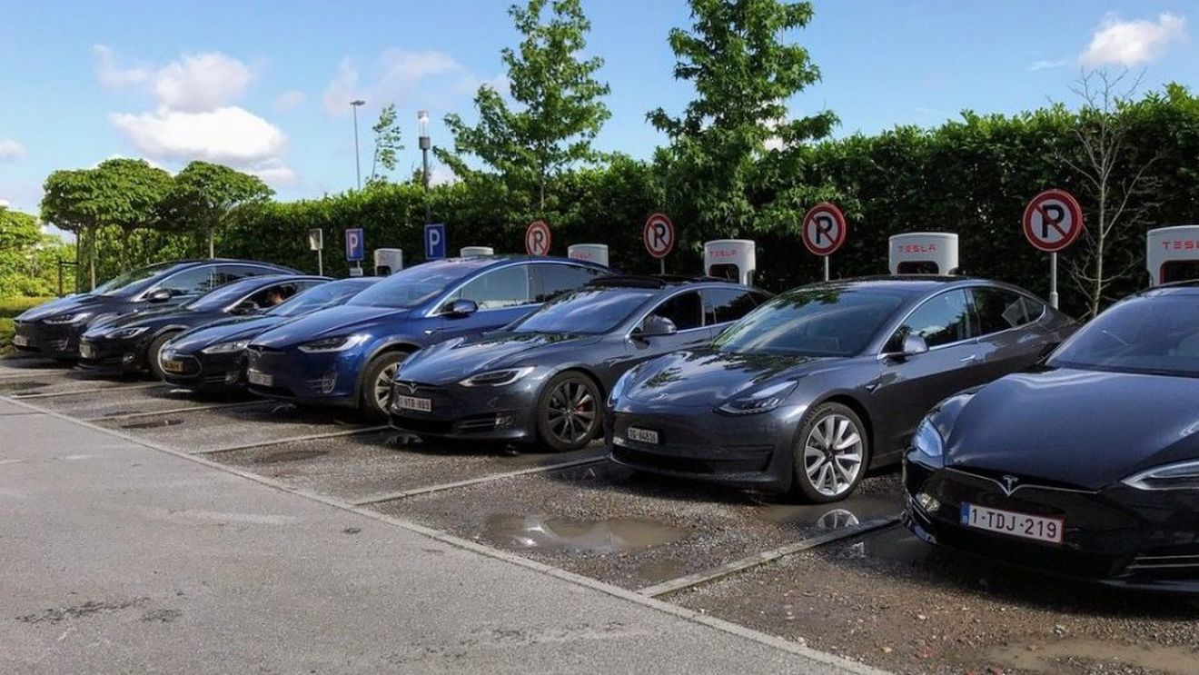 Capitalizarea de piaţă a Tesla a depăşit-o pe cea a Facebook. Ambele companii valorează peste 700 de miliarde de dolari fiecare