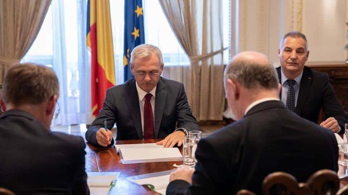 Newsweek: Trei limuzine Mercedes și contracte de 1,8 milioane de lei - beneficiile omului lui Liviu Dragnea din banii PSD