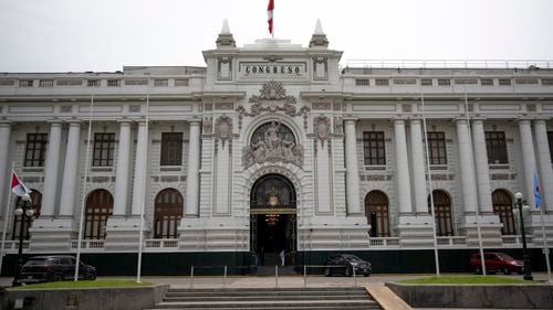 Congresul din Peru interzice fustele mini ca răspuns la scandalurile de viol și prostituție