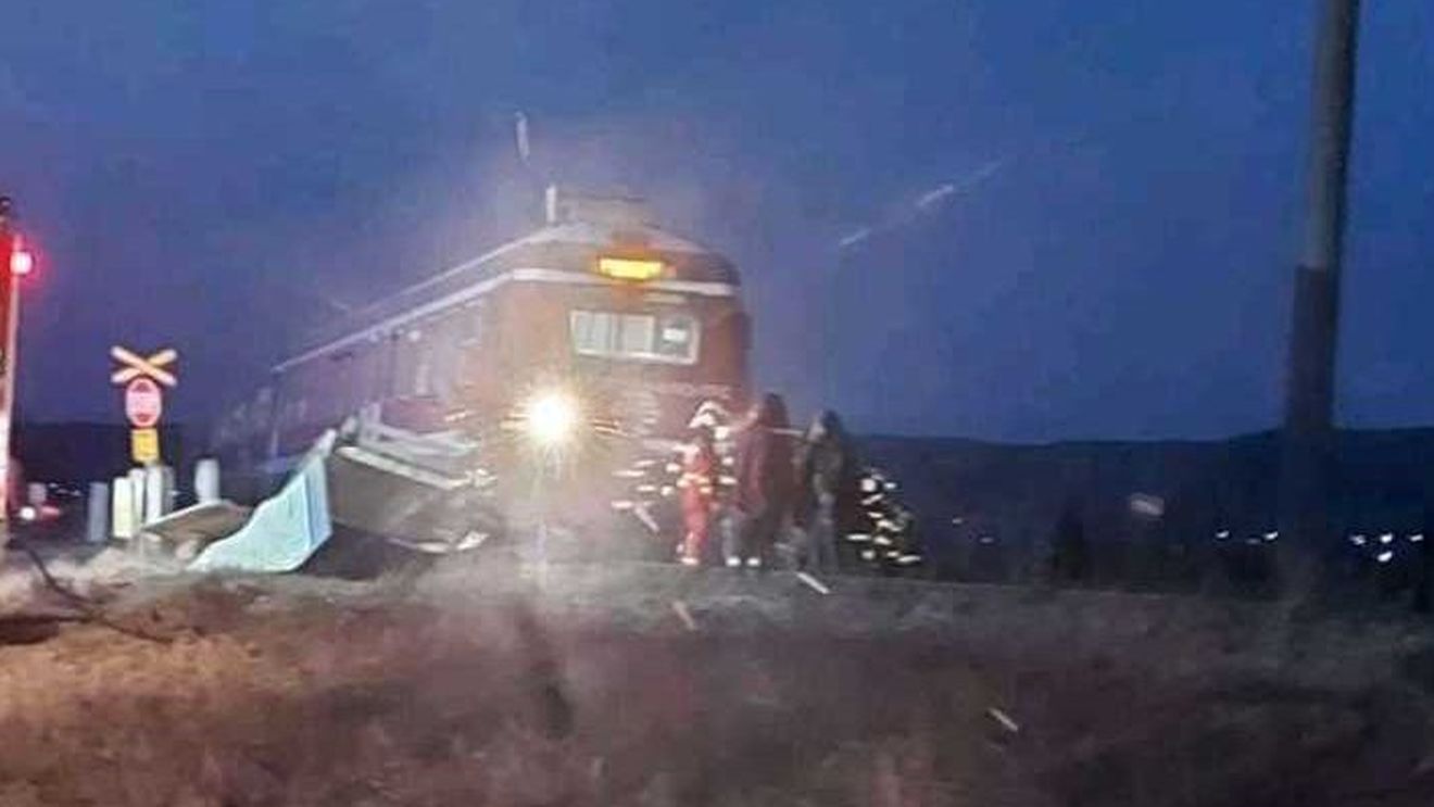 Trafic feroviar blocat în Buzău, după ce un tren de călători a lovit o autoutilitară/ O persoană a fost rănită