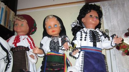O familie din Sibiu are o colecţie de 300 de păpuşi îmbrăcate în costumele tradiţionale provenite din zeci de sate