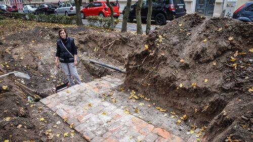Săpături arheologice în centrul Sibiului. Specialiștii Muzeului Brukenthal au scos la iveală zidul celei de-a treia incinte de fortificații a orașului medieval
