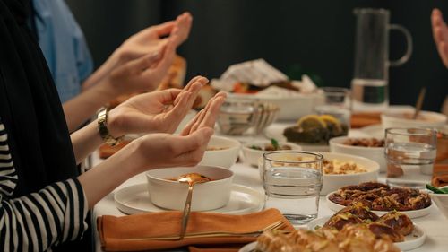 Un scurt ghid de Ramadan pentru non-musulmanii care vor să respecte postul prietenilor musulmani. Sau care doar își fac mai multe griji decât trebuie