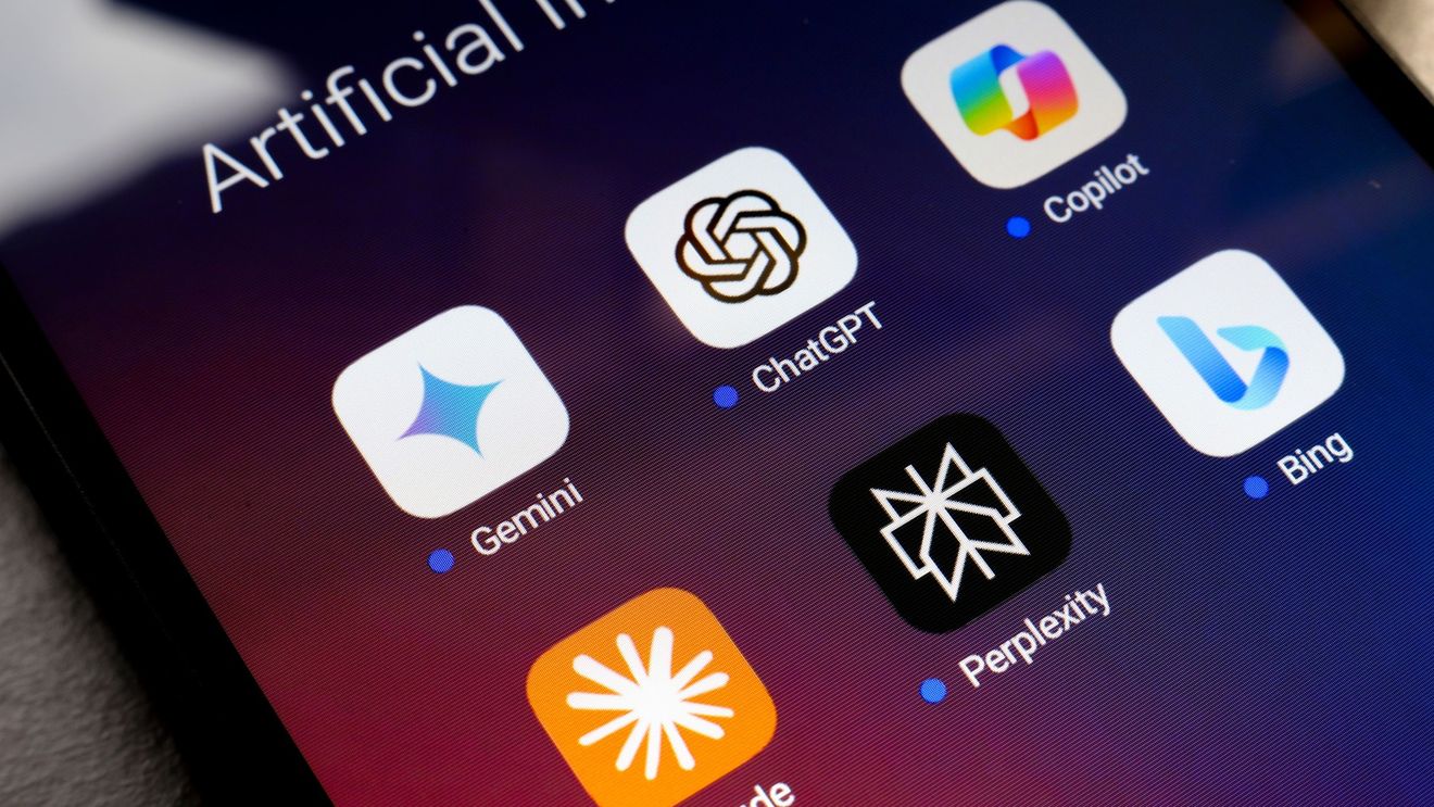 Cât de precise sunt cele mai cunoscute chatboturi AI? Un studiu european relevă un grad de erori de aproape 50% pentru toate