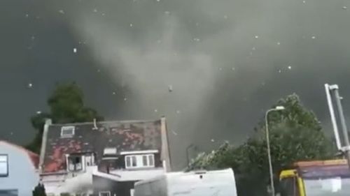 VIDEO Tornadă care a smuls copaci și a distrus case din beton. Vânturi între 180-250 km/h într-un orășel de provincie din Brazilia