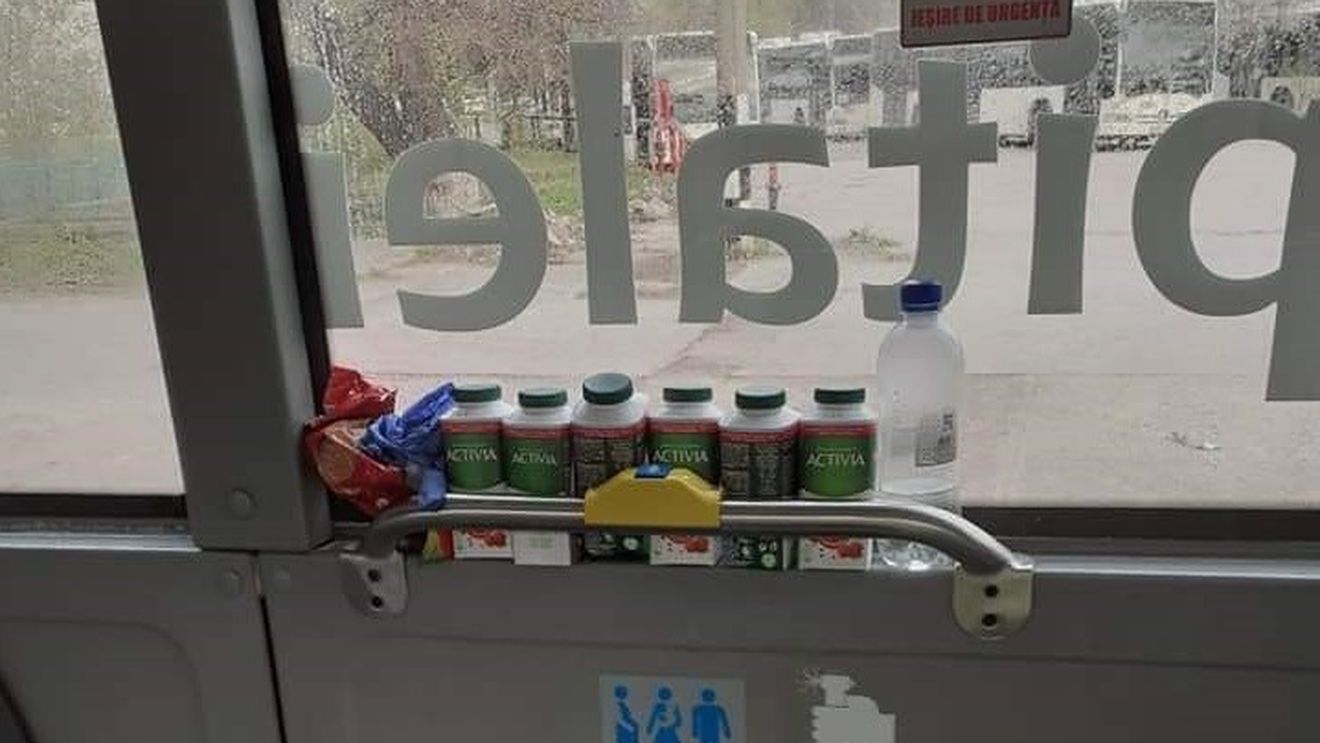 Autobuzele care duc în carantină pasagerii de pe Aeroportul Otopeni, pline de ambalaje și resturi de mâncare. Călătorii nu au voie să-și facă nevoile decât pe câmp