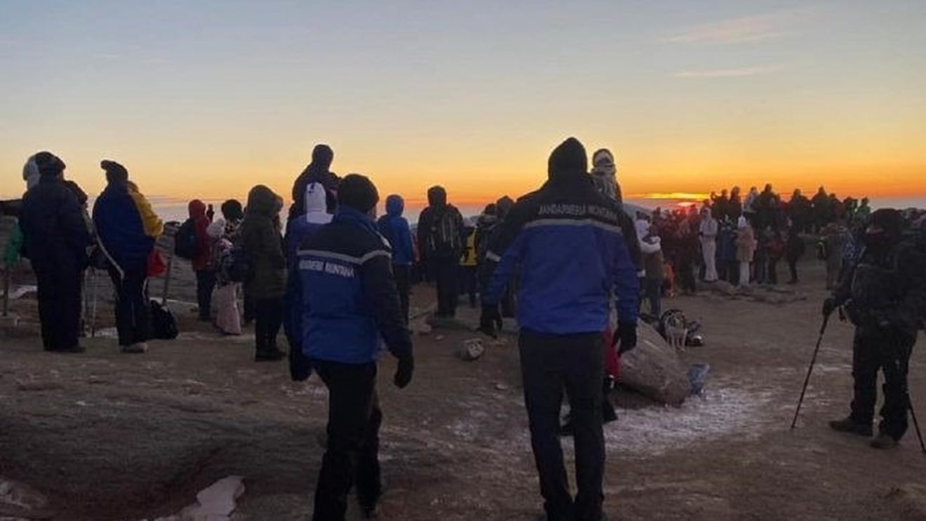Cum au sărbătorit sute de turiști Ziua Sfinxului/ Iubitorii muntelui urcă pe platoul Bucegi în speranța că vor vedea piramida formată de razele soarelui în jurul Sfinxului