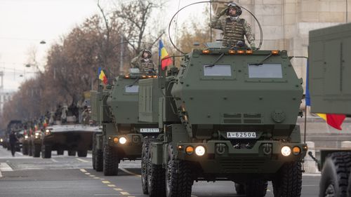Militarii fac repetiţii pentru parada de 1 Decembrie, în poligonul Ghencea / Avertisment al Ministerului Apărării: Parte a tehnicii va tranzita zona / Aceste deplasări de tehnică sunt activităţi planificate