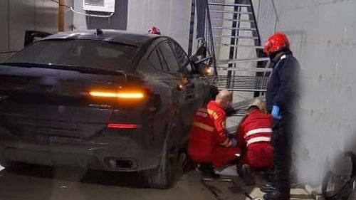 Un tânăr în scaun cu rotile a murit călcat de o mașină, în curtea unui centru medical din Bihor / O asistentă medicală și un alt băiat în scaun cu rotile au fost răniți