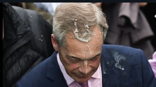 VIDEO Autorul Brexitului, britanicului Nigel Farage, stropit cu milkshake în plină figură, la o întrunire electorală