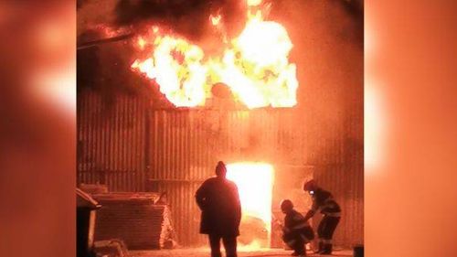 Timișoara: Incendiu puternic la un atelier de mobilă pe strada Demetriade