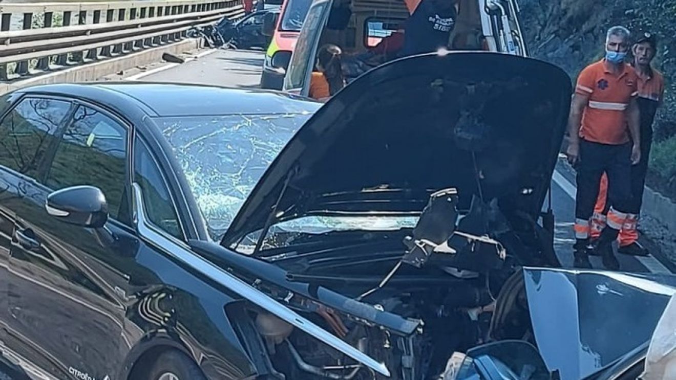 UPDATE Accident grav cu patru mașini pe Valea Oltului, 6 persoane implicate/ Circulația este blocată