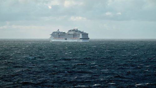 Mai multe cazuri de COVID-19 depistate la bordul a două nave de croazieră de lux / Turiștii identificați pozitiv vor fi debarcați în Dubai, unde vor intra în carantină