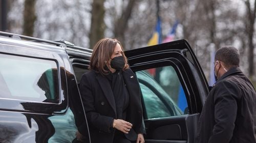 Kamala Harris a vizitat soldații americani din Baza militară 90, înainte de a pleca din România