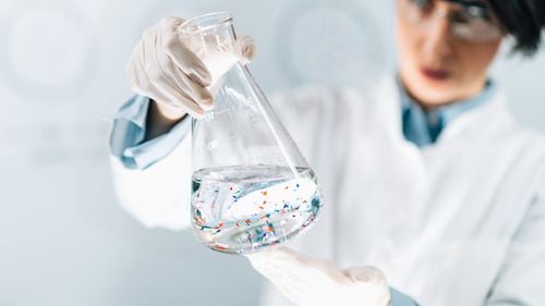 Fragmentele minuscule de plastic se infiltrează tot mai mult în creierul uman, arată studii recente din SUA