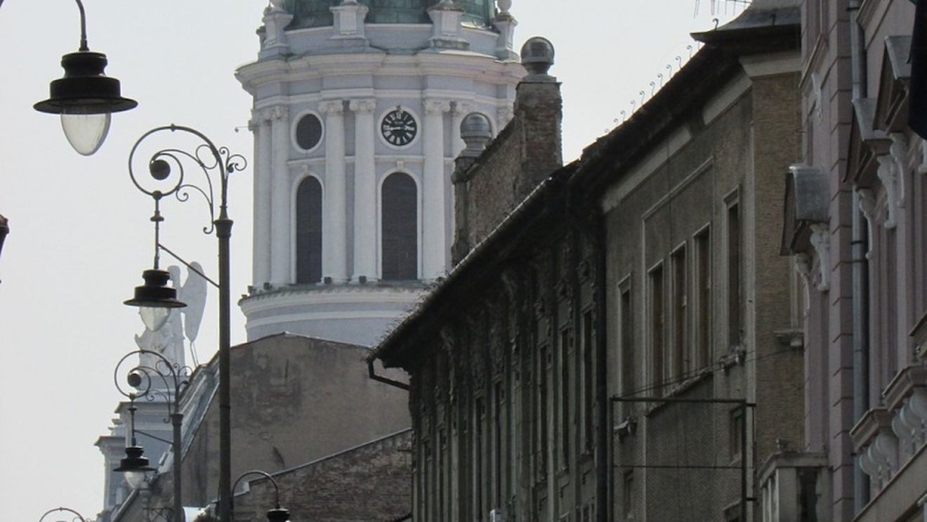 Primăria Arad reduce iluminatul public cu două ore şi ar putea introduce alte măsuri de economie la toamnă / Semafoarele electrice din municipiu care funcţionau doar pe culoarea galben intermitent au fost oprite