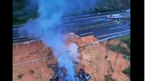 VIDEO Cel puţin 19 morţi în sudul Chinei, în urma surpării unei autostrăzi în provincia Guangdong / 28 de vehicule şi 49 de persoane implicate în surpare