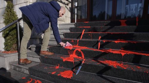 APADOR-CH denunță excesul de zel al poliției împotriva protestatarilor care au împrăștia vopsea roșie în fața Ministerului Justiției: Adevărata crimă a fost uciderea tânărului de la Mediaș de către un recidivist