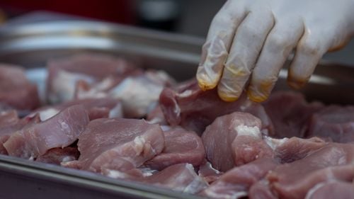 2,8 tone de carne oprite definitiv de la comercializare la furnizorii restaurantelor din Piaţa Alba Iulia din București