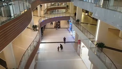 După trei luni de război, viața în Rusia s-a schimbat profund: companii străine plecate, malluri goale, călătorii în străinătate din ce în ce mai dificile, acces la internet restricționat - Associated Press