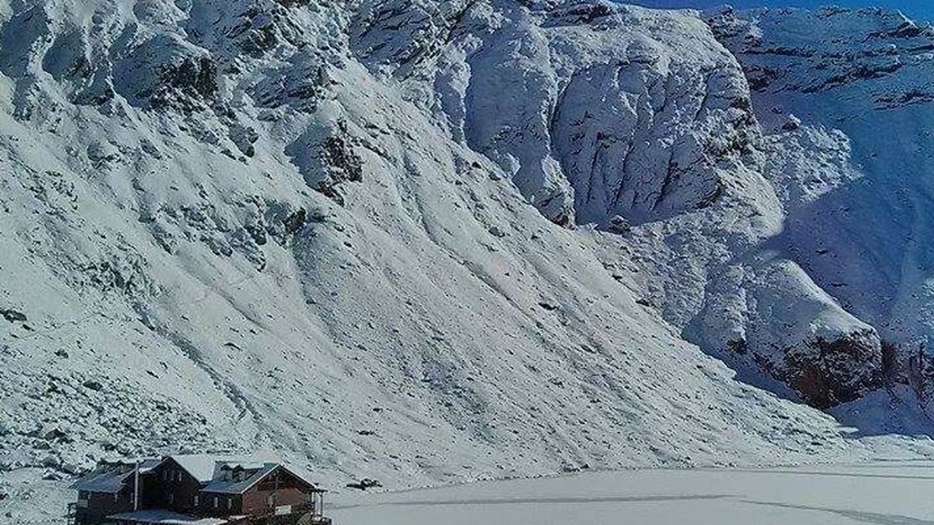 Strat de zăpadă de 21 de centimetri la Bâlea Lac / Accesul mai poate fi făcut doar cu telecabina