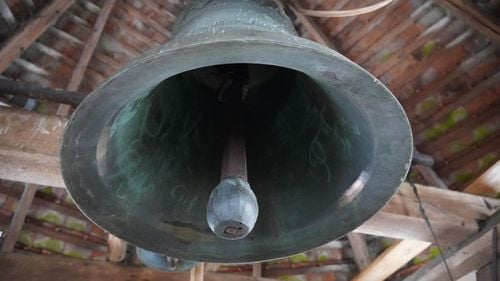 Povestea clopotului abației cisterciene din Cârța (Sibiu): Femeile din sat au țesut 16 ani gratis pentru a strânge bani / După aproape 100 de ani firma producătoare s-a interesat de starea lui