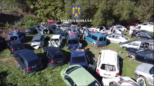 Afacere ilegală cu dezmembrări de autoturisme în Brașov / 57 de mașini scoase din uz, descoperite pe un câmp