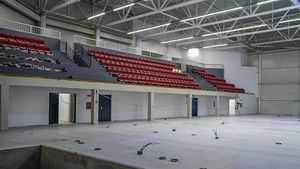 FOTO Brașov: Elevii de la Școala 2 vor împărți noua sală de sport, care a costat municipalitatea 27 de milioane de lei, cu gimnaştii de la Clubul sportiv Braşovia