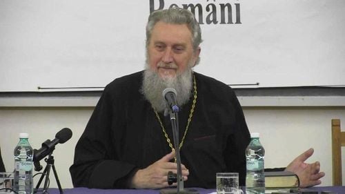 Un preot profesor la Facultatea de Teologie din Sibiu cere oprirea vaccinării bazându-se pe teorii conspiraționiste și pe opiniile controversaților doctori, Monica Pop și Vasile Astărăstoae