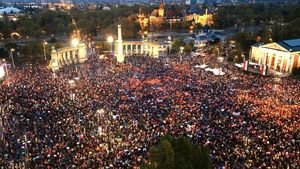 Cum s-a văzut comemorarea Revoluției Ungare din 1956 în pragul celor mai disputate alegeri pentru Viktor Orban: Piața centrală a Budapestei, plină de susținători ai opoziției, care a depășit Fidesz în sondajele independente