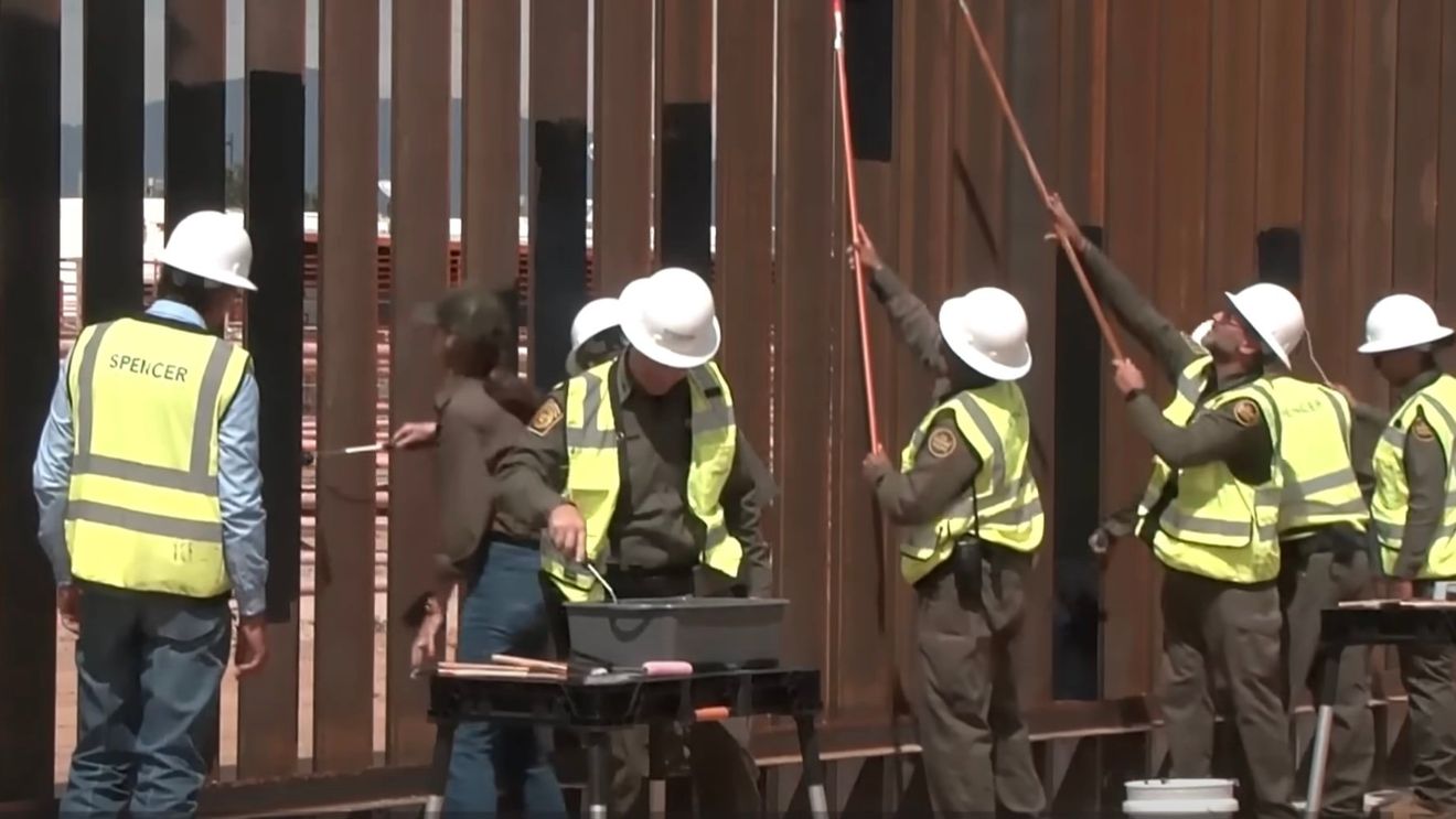 Zidul de frontieră dintre Statele Unite şi Mexic va fi vopsit în negru, ca să se încingă şi să-i împiedice pe imigranţi să-l escaladeze  / ”Traversarea acestor teritorii este considerată ca o intrare într-o bază militară”