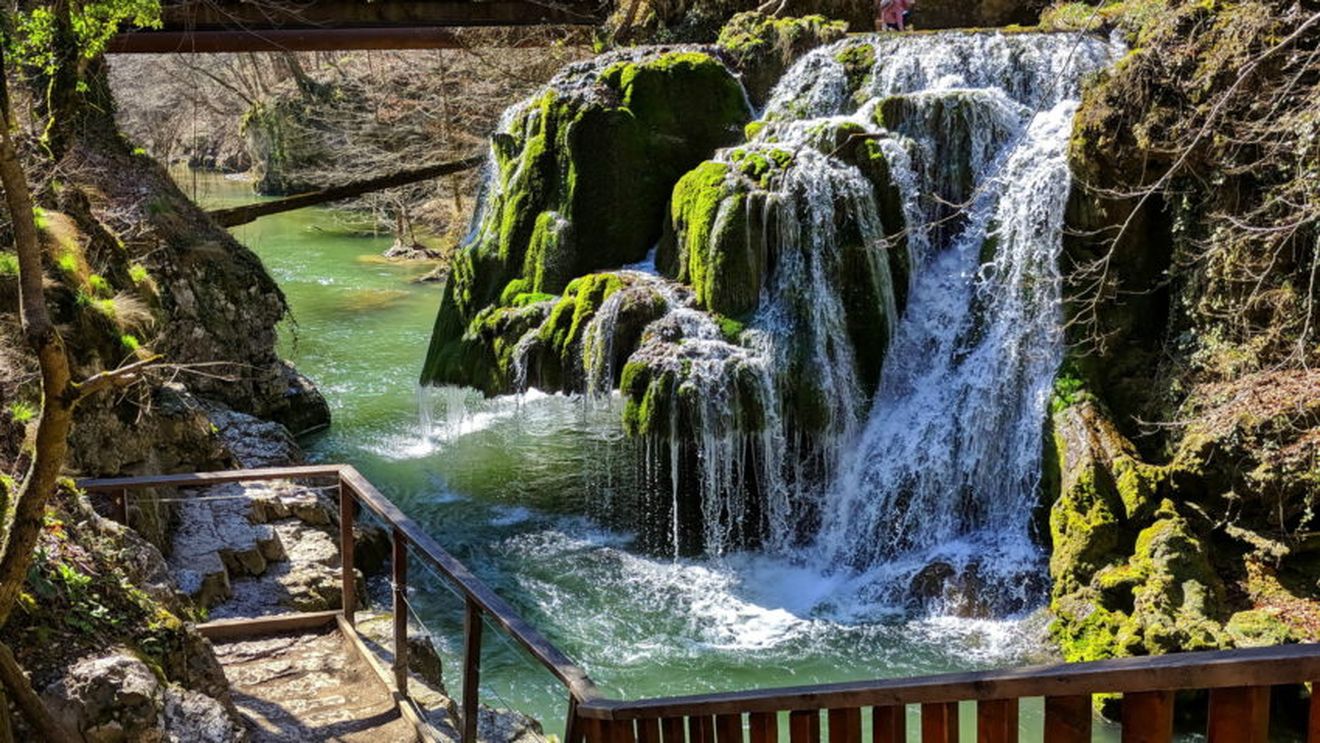 Puntea de acces către Cascada Bigăr a fost refăcută / Locul poate fi vizitat acum în orice anotimp / Piatra calcaroasă care avea aproape 4 metri înălţime s-a desprins în 2001, iar acum se reface natural