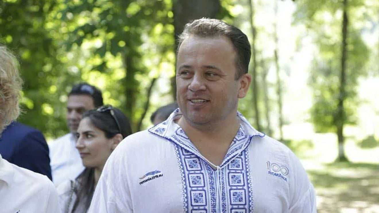 Sondaj făcut pe ”genunche”: Fostul ministru Liviu Pop a întrebat pe Facebook dacă ar trebui suspendat președintele Iohannis. Peste 91% dintre răspunsuri sunt ”nu”