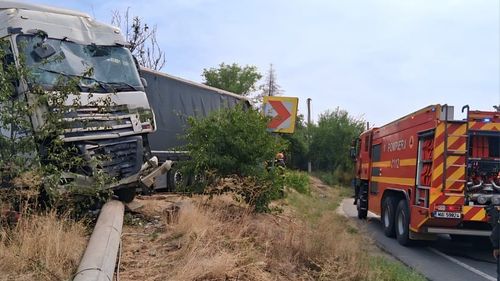 Tragedie evitată la limită, în judeţul Giurgiu. Un TIR încărcat cu fier vechi a derapat şi a pus la pământ un gard, un stâlp şi mai muţi copaci