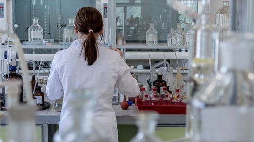 O profesoară a Universității din București a demisionat din cauza școlii în pandemie: Viitorii absolvenți de la Biologie, care vor efectua analize medicale sau vor certifica siguranța alimentelor, au fost privați de pregătirea practică în laborator / Ce spune Universitatea
