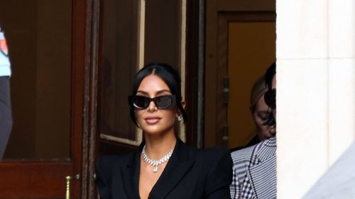 Kim Kardashian vinde hainele din serialul ”All’s Fair” pentru a sprijini accesul femeilor la justiție