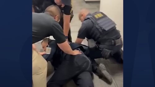 Un senator american a fost dat afară, pus la podea şi încătuşat după ce a întrerupt-o pe Kristi Noem, secretarul de interne al lui Trump / „Este şocant, dictatorial şi ruşinos”