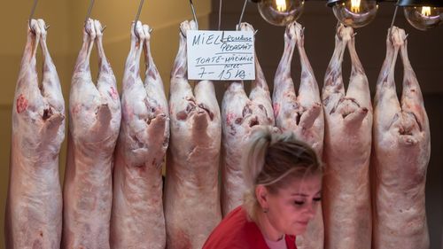 Prețurile la miel, în Arad, la nivelul de anul trecut sau chiar mai mici. Crescătorii se tem să nu rămână cu animalele, în contextul războiului din Orientul Mijlociu