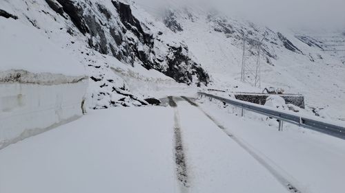 Troiene de peste 80 centimetri şi posibile avalanşe medii în munţii Făgăraş şi Bucegi, la peste 2.000 de metri