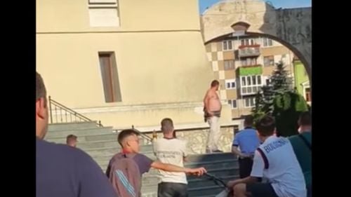 Un bărbat a amenințat că-și dă foc după ce a primit facturile la curent și gaz. Negocieri cu forțele de intervenție pe treptele Catedralei din Caransebeș