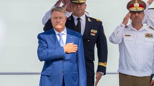 Iohannis, la Ziua Marinei doar cu Nicolae Ciucă, fără Marcel Ciolacu / Nici soția președintelui nu apare la eveniment / Premierul este cu Paul Stănescu la Mănăstirea Văratec