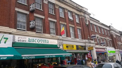 Numărul românilor aflați pe teritoriul Regatului Unit, estimat oficial la 384 de mii pe anul 2020, în scădere constantă față de anul anterior / 883 de mii au primit drept de ședere în UK