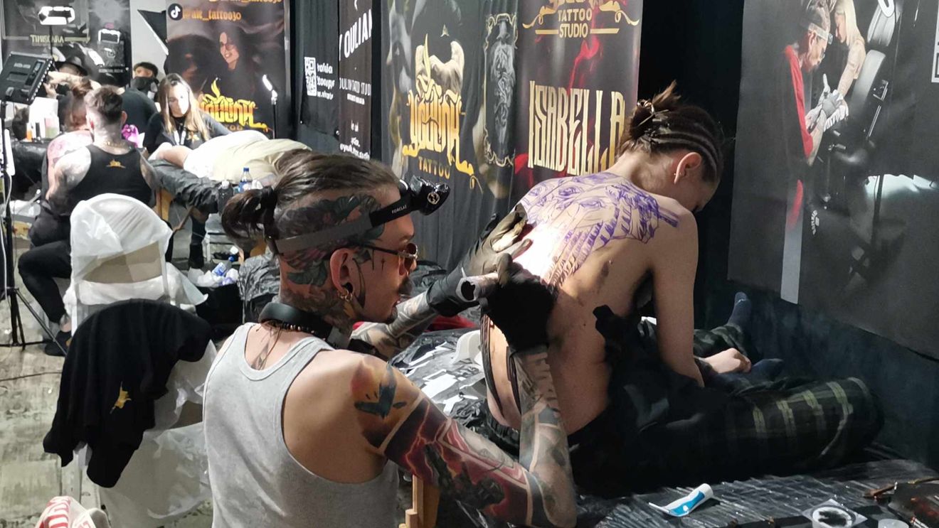 Cum a început arta tatuajului în România: „Primul meu tatuaj a fost făcut cu arsură de bocanc și urină”, „Un prieten a furat un aparat de epilat de la soră-sa și a făcut din el aparat de tatuat” / Povești cu artiștii old school ai tatuajului din Timișoara