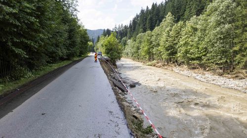 Hidrologi: Cod portocaliu de viituri pe râuri din judeţul Hunedoara, până miercuri dimineaţa / Sunt vizate râurile din bazinele hidrografice Râul Mare și Cerna