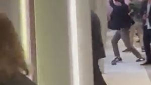 VIDEO Olanda: Bărbați înarmați au pătruns în salonul de artă din Maastricht, unde au încercat să spargă cu barosul o vitrină