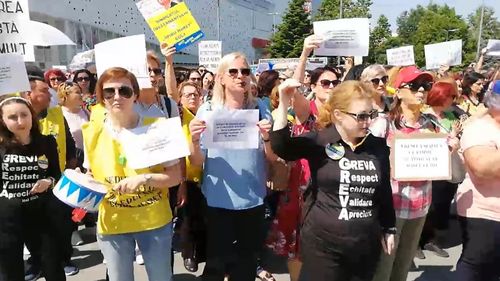 „O lume minunată” cântă profesorii adunați la protest în Craiova / Melodia i-a fost cântată președintelui Iohannis de un grup de copii adus pentru vizita lui în Sibiu, în ziua marelui marș al cadrelor didactice