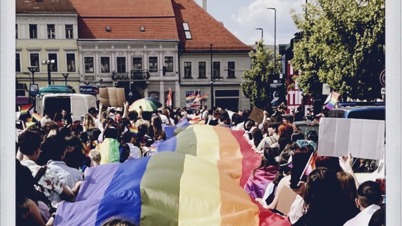 Câteva mii de clujeni la Marșul Cluj Pride: „Suntem parte din România” / 30.000 de oameni au participat cu o săptămână în urmă la marșul din București